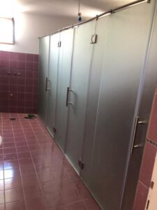 Sanitarne staklene pregrade 1